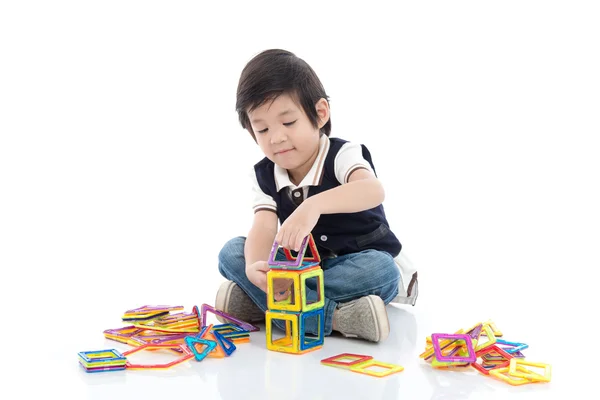 Niño jugando con un montón de coloridos bloques de plástico kit —  Fotos de Stock