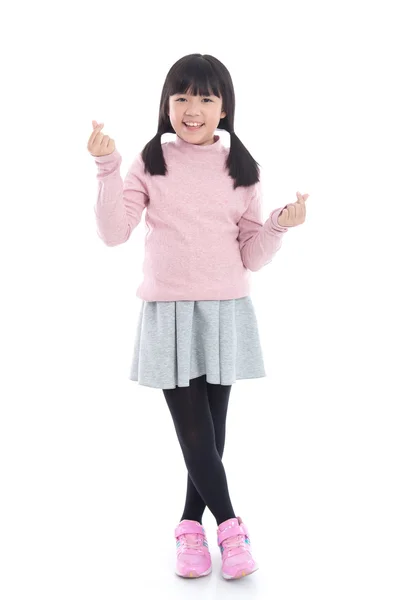 Mooi Aziatisch meisje, waardoor de vorm van een hart met twee vingers — Stockfoto
