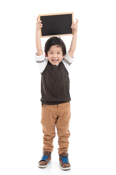 Lindo asiático chico holding negro tablero en blanco fondo — Foto de Stock