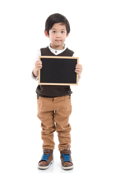 Lindo asiático chico holding negro tablero en blanco fondo — Foto de Stock