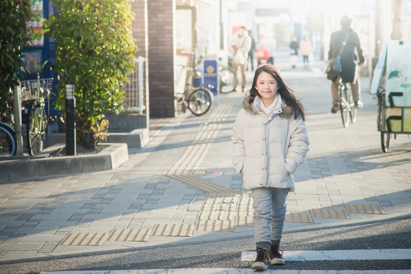 Linda menina asiática acordando na rua . — Fotografia de Stock