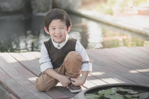 Λίγο Ασίας αγόρι δένοντας τα παπούτσια του — Φωτογραφία Αρχείου