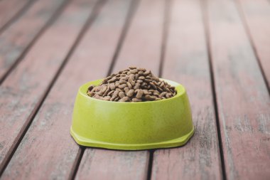 Kasede köpek maması. 