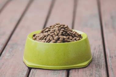 Kasede köpek maması. 