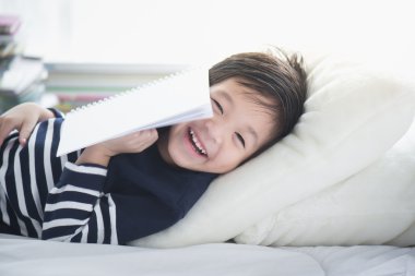 Asyalı çocuk bir kitap okuma