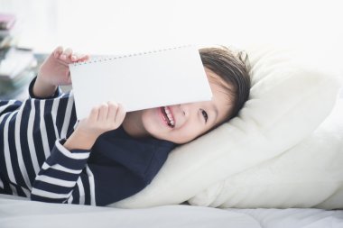 Asyalı çocuk bir kitap okuma