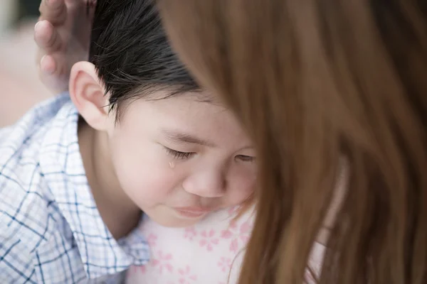 Madre abrazando y consolando a su hijo — Foto de Stock