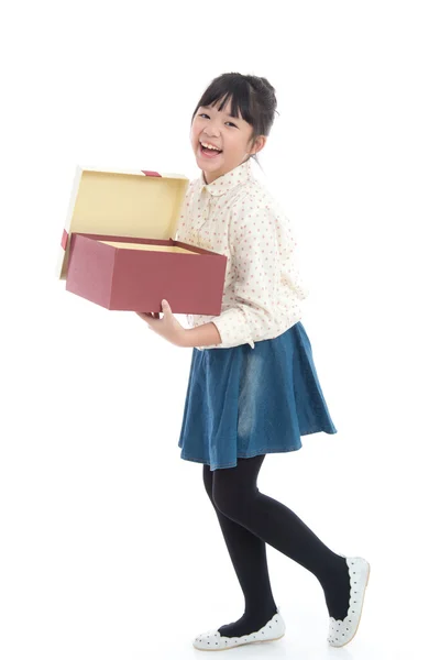 흰색 배경에 고립 선물 선물 상자를 열고 아시아 소녀 — 스톡 사진