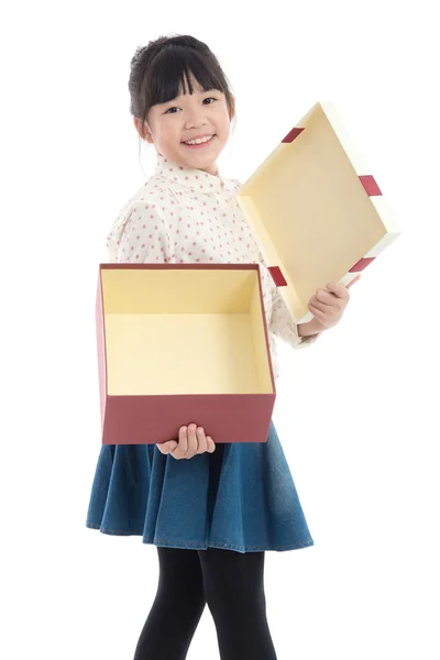 Menina asiática abrindo caixa de presente no fundo branco isolado — Fotografia de Stock