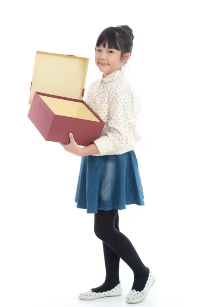 Asiatique fille ouverture cadeau boîte cadeau sur fond blanc isolé — Photo