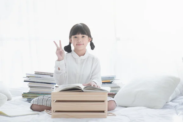 Vacker asiatisk tjej läser en bok — Stockfoto