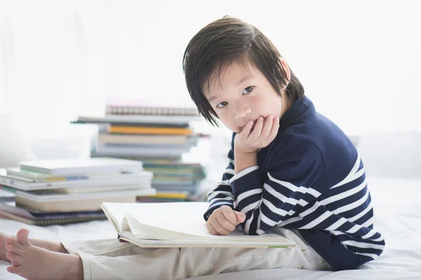 Aziatische kind lezen van een boek — Stockfoto