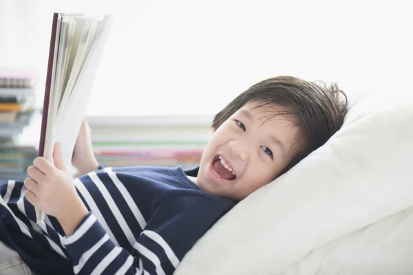 Aziatische kind lezen van een boek — Stockfoto