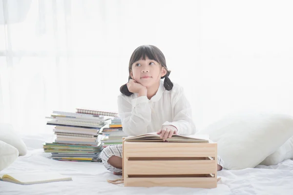 Menina asiática bonita lendo um livro — Fotografia de Stock