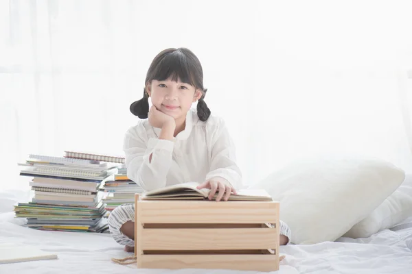 Gyönyörű ázsiai lány, egy könyvet olvas — Stock Fotó