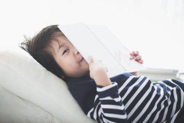 Asyalı çocuk bir kitap okuma