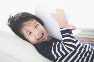 Asyalı çocuk bir kitap okuma