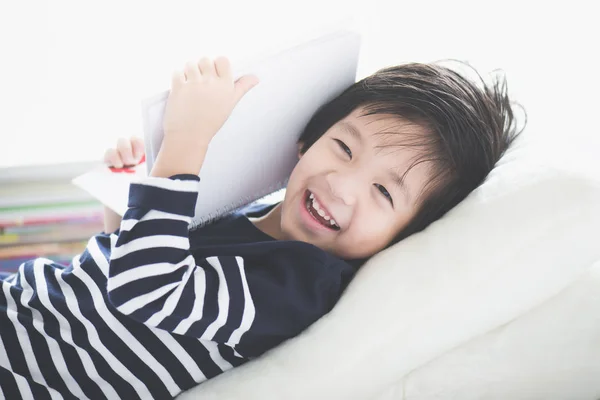 Aziatische kind lezen van een boek — Stockfoto