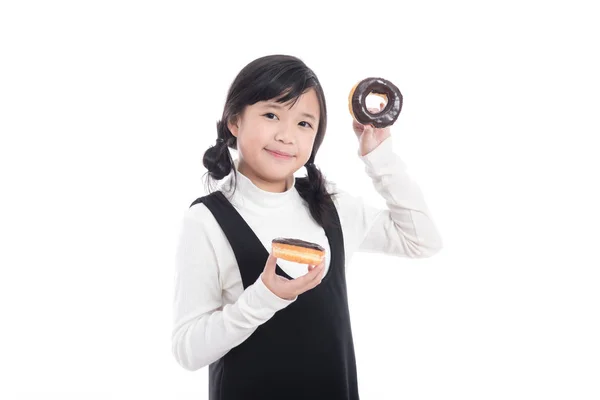 Азиатка ест шоколадный пончик — стоковое фото
