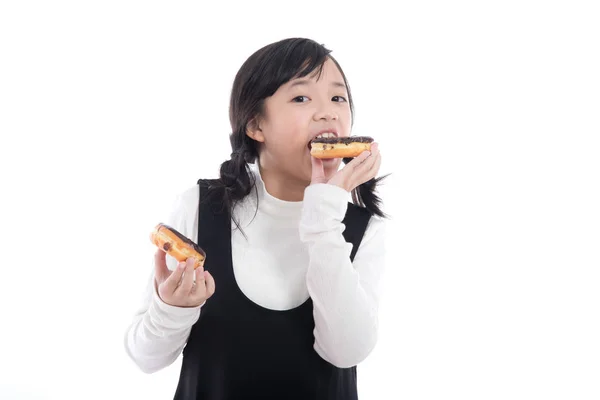 아시아 여자 먹는 초콜릿 도넛 — 스톡 사진
