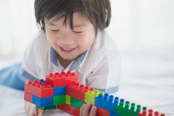 Asyalı çocuk renkli inşaat bloklarla oynama — Stok fotoğraf