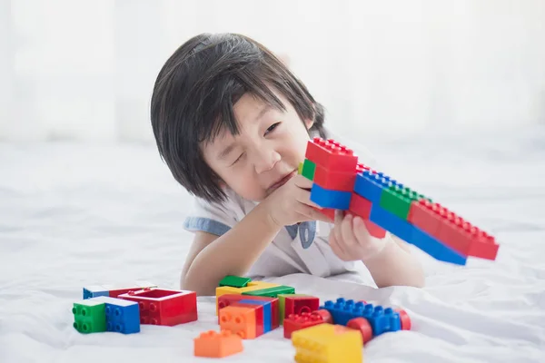 Asiático niño jugando con colorido construcción bloques —  Fotos de Stock