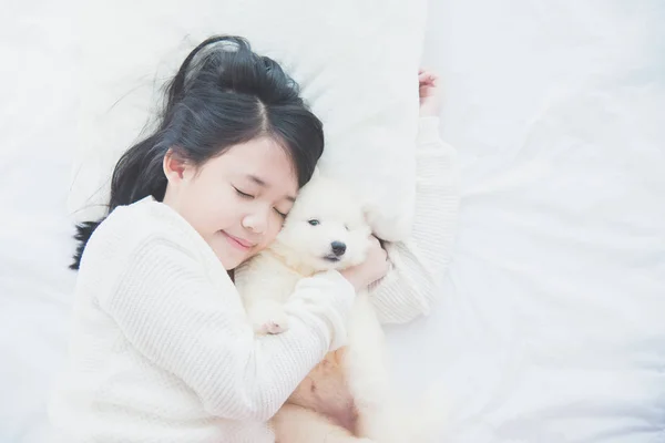 Asiatique fille mensonge avec sibérien husky chiot sur être — Photo