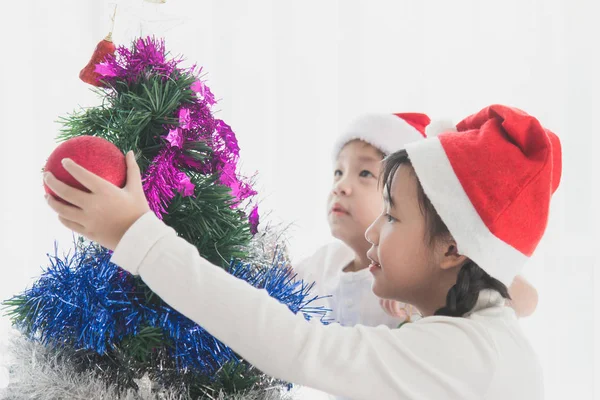 Aziatische kinderen opknoping decoratief speelgoed samen — Stockfoto