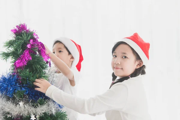 Aziatische kinderen opknoping decoratief speelgoed samen — Stockfoto