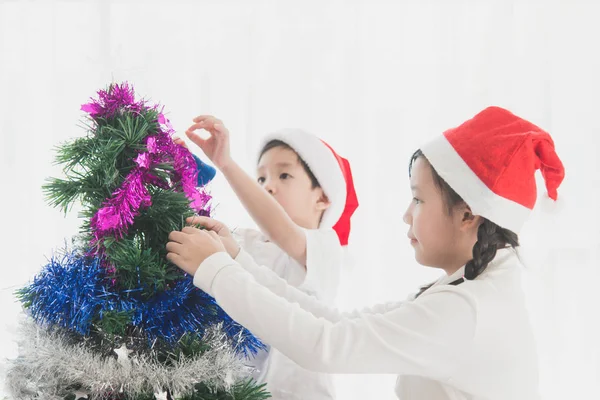 Aziatische kinderen opknoping decoratief speelgoed samen — Stockfoto