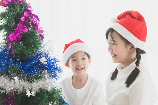 Aziatische kinderen opknoping decoratief speelgoed samen — Stockfoto