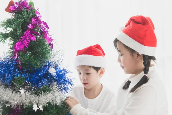 Азіатські дітей висить декоративні іграшка разом — стокове фото