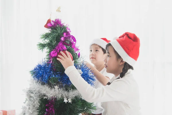 Asiático crianças pendurado brinquedo decorativo juntos — Fotografia de Stock