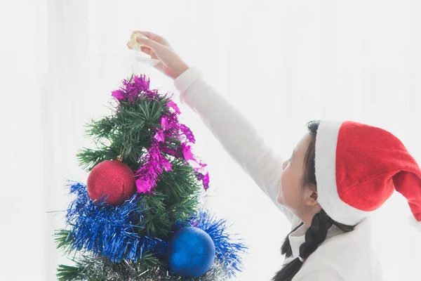 Mooi Aziatisch meisje opknoping decoratief speelgoed — Stockfoto