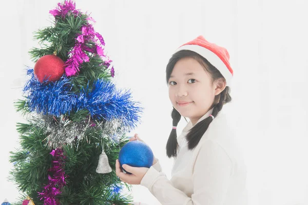 Красивая азиатская девушка висит декоративная игрушка — стоковое фото