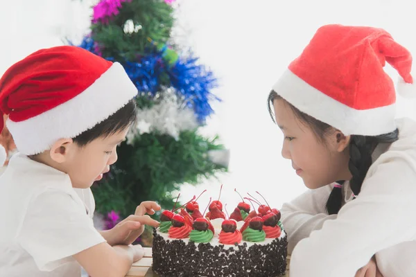 Feliz asiático crianças no chapéu de Natal com bolo de Natal — Fotografia de Stock