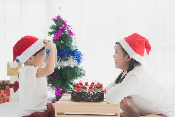 Feliz asiático crianças no chapéu de Natal com bolo de Natal — Fotografia de Stock