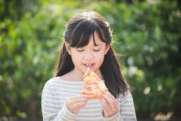 Vacker asiatisk tjej äter äta pizza — Stockfoto