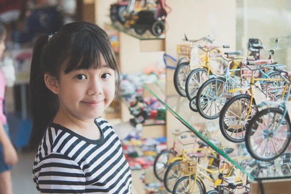 Menina asiática na loja de brinquedos — Fotografia de Stock