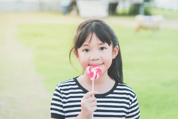 Asiatisk tjej med lollipop — Stockfoto