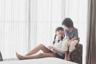 Asya çocuk bir kitap okuma 