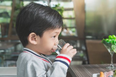 Şirin Asyalı çocuk içme suyu