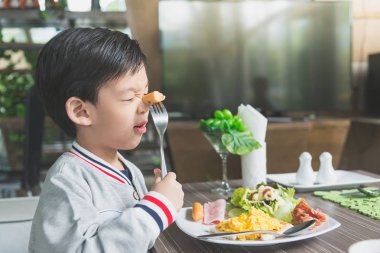 Asyalı çocuk yemek kahvaltı