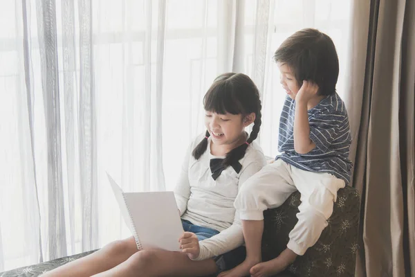 Niños asiáticos leyendo un libro —  Fotos de Stock