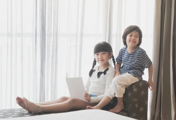 Азиатские дети, читающие книгу — стоковое фото