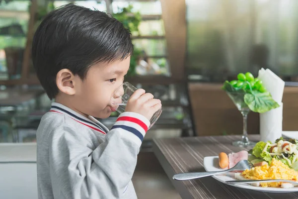 Söt asiatiska barn dricksvatten — Stockfoto