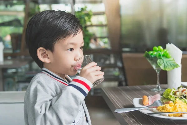 Милий дитина азіатських питної води — стокове фото