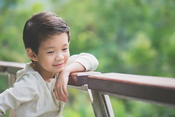 Χαριτωμένο ασιατικό παιδί με αντίγραφο χώρου — Φωτογραφία Αρχείου