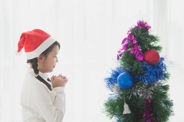 Asiatisk flicka i röd hatt gör en önskan — Stockfoto