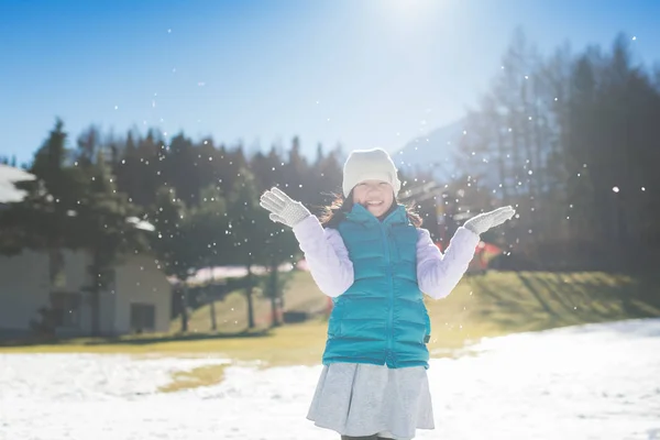 Felice ragazza asiatica sorridente all'aperto nella neve nella fredda giornata invernale — Foto Stock